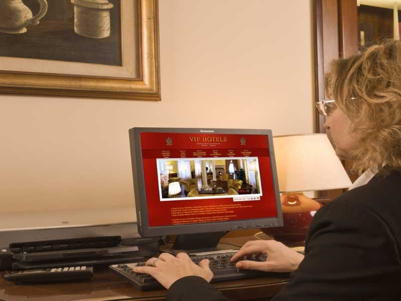 Hotel Vittoria Pesaro Dış mekan fotoğraf A hotel employee working on a computer