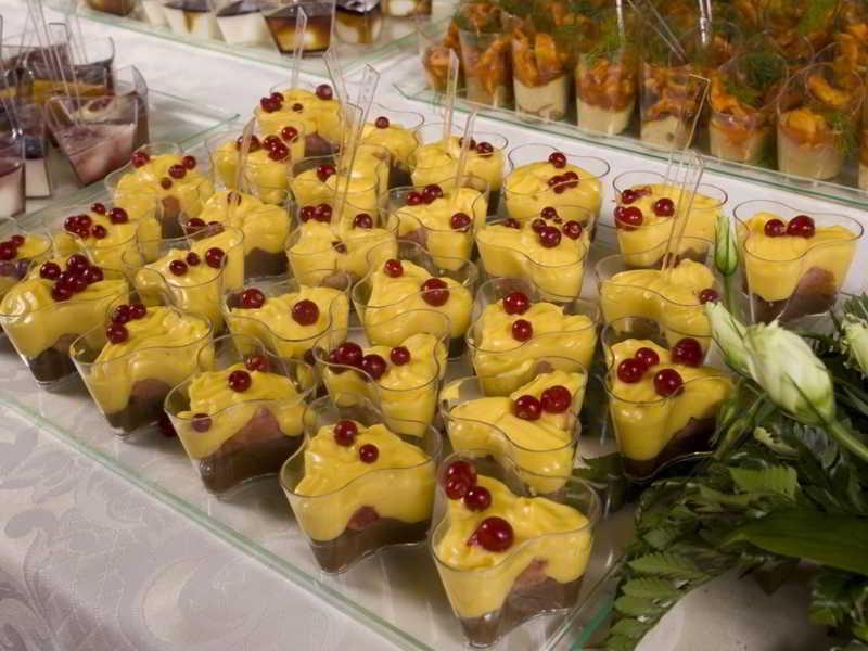 Hotel Vittoria Pesaro Dış mekan fotoğraf A selection of desserts