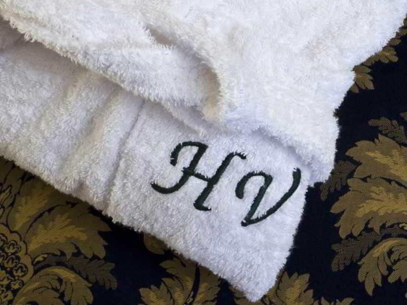 Hotel Vittoria Pesaro Dış mekan fotoğraf A monogram on a towel