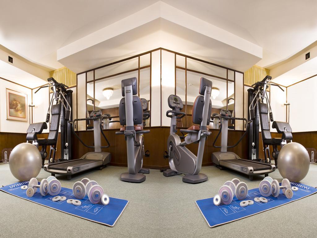 Hotel Vittoria Pesaro Dış mekan fotoğraf The gym at the hotel