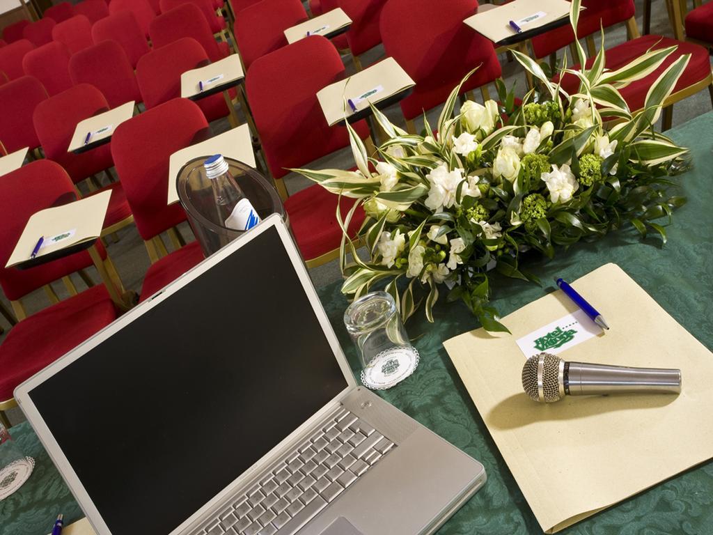 Hotel Vittoria Pesaro Dış mekan fotoğraf A conference room