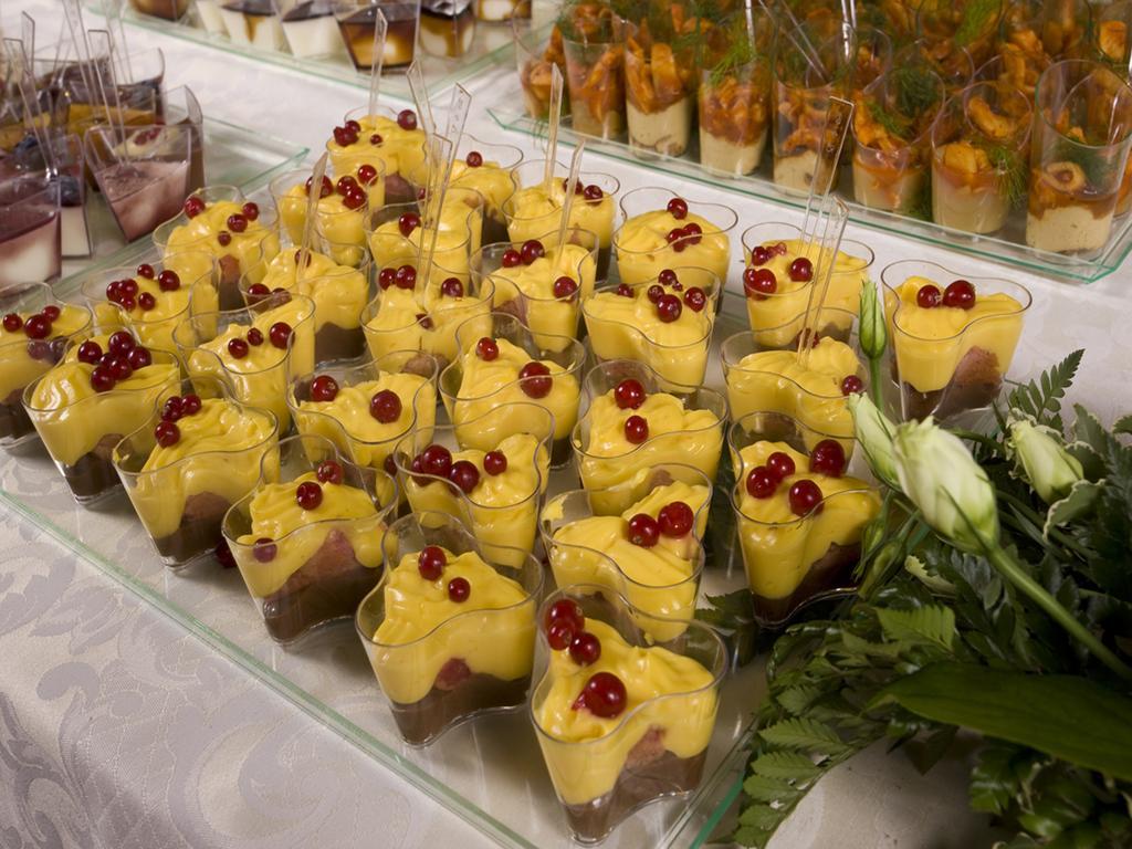 Hotel Vittoria Pesaro Dış mekan fotoğraf A selection of desserts