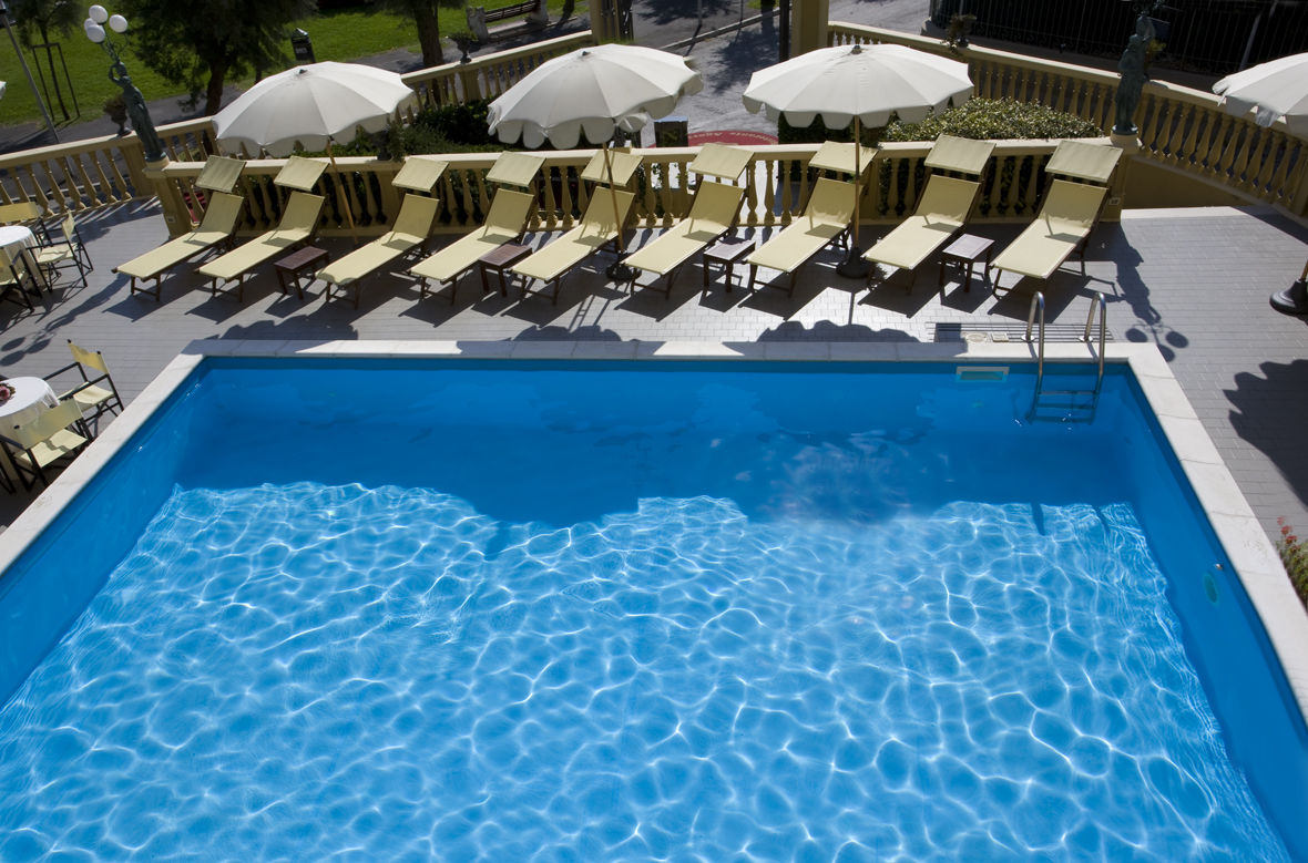 Hotel Vittoria Pesaro Konforlar fotoğraf A swimming pool