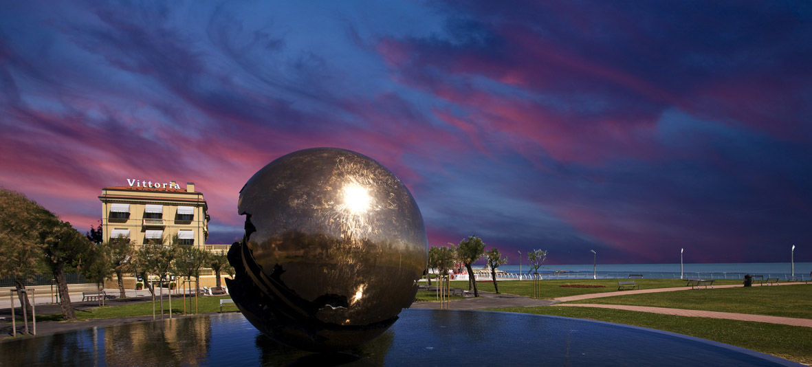 Hotel Vittoria Pesaro Dış mekan fotoğraf The Ball sculpture at sunset