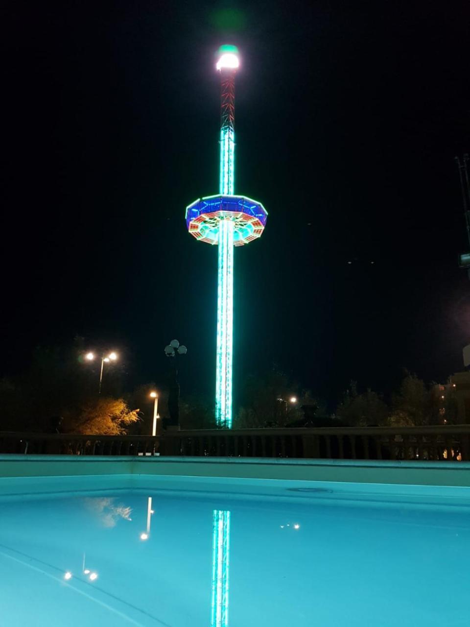 Hotel Vittoria Pesaro Dış mekan fotoğraf The observation tower at night